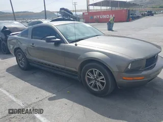 2005 Ford Mustang Deluxe with VIN 1ZVFT80N355185003, listed as a IAAI auction lot 42030961 with 219,973 mi miles. Bid and sale history available at carsss.com. Image 1.
