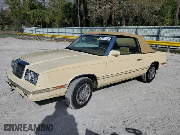1982 Chrysler LeBaron z VIN 1C3BC45B6CG185348, wystawiony jako Copart lot #47381185 z przebiegiem 69 381 mil mil oraz Tytuł czysty. Historia ofert i sprzedaży dostępna na DreamBid. Obrazek 1.