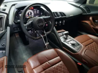2017 Audi R8 z VIN WUAKBAFX3H7901379, wystawiony jako Copart lot #81711484 z przebiegiem 27 411 mil mil oraz Szkoda całkowita • Salvage title. Historia ofert i sprzedaży dostępna na DreamBid. Obrazek 8.