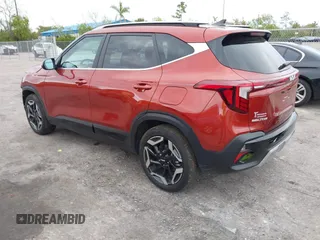 2024 Kia Seltos SX z VIN KNDETCA74R7587057, wystawiony jako IAAI lot #41595407 z przebiegiem 3 504 mil mil oraz . Historia ofert i sprzedaży dostępna na DreamBid. Obrazek 3.