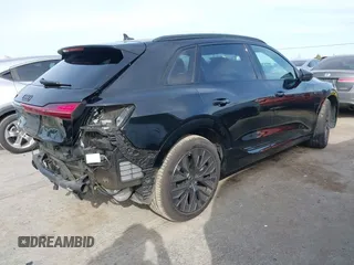 2024 Audi Q8 e-tron z VIN WA16AAGE2RB031437, wystawiony jako IAAI lot #41761720 z przebiegiem 19 579 mil mil oraz . Historia ofert i sprzedaży dostępna na DreamBid. Obrazek 4.