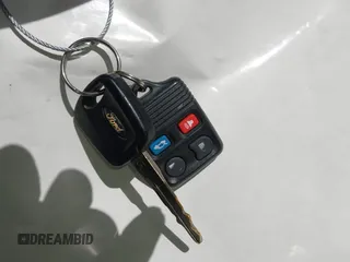 2002 Ford Thunderbird Hardtop Premium z VIN 1FAHP60A82Y103848, wystawiony jako IAAI lot #42467093 z przebiegiem Nie podano mil oraz . Historia ofert i sprzedaży dostępna na DreamBid. Obrazek 11.