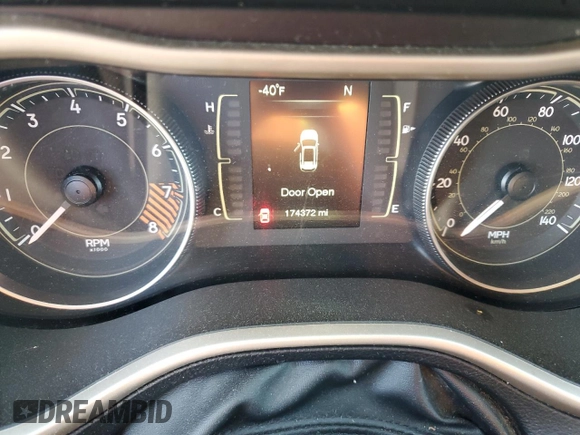 2014 Jeep Cherokee Latitude z VIN 1C4PJMCS4EW310737, wystawiony jako Copart lot #52771625 z przebiegiem 174 372 mil mil oraz Czysty tytuł • Clean title. Historia ofert i sprzedaży dostępna na DreamBid. Obrazek 9.
