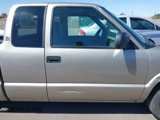 2000 GMC Sonoma SLS z VIN 1GTCS19W5Y8227668, wystawiony jako IAAI lot #41834733 z przebiegiem Nie podano mil oraz . Historia ofert i sprzedaży dostępna na DreamBid. Obrazek 14.