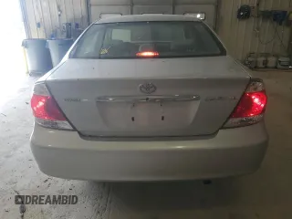 2005 Toyota Camry STD z VIN 4T1BE32K75U044292, wystawiony jako Copart lot #55299475 z przebiegiem 200 449 mil mil oraz Szkoda całkowita • Salvage title. Historia ofert i sprzedaży dostępna na DreamBid. Obrazek 6.