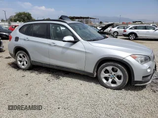 2015 BMW X1 sDrive28i z VIN WBAVM1C55FV317854, wystawiony jako Copart lot #52201705 z przebiegiem 86 015 mil mil oraz Szkoda całkowita • Salvage title. Historia ofert i sprzedaży dostępna na DreamBid. Obrazek 4.