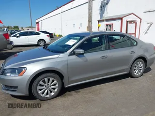 2014 Volkswagen Passat Wolfsburg Edition z VIN 1VWAT7A38EC075514, wystawiony jako IAAI lot #42032834 z przebiegiem 141 015 mil mil oraz . Historia ofert i sprzedaży dostępna na DreamBid. Obrazek 6.