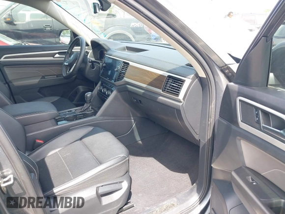 2022 Volkswagen Atlas SE z VIN 1V2JR2CA7NC523045, wystawiony jako IAAI lot #42072173 z przebiegiem 49 943 mil mil oraz . Historia ofert i sprzedaży dostępna na DreamBid. Obrazek 5.