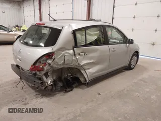 2010 Nissan Versa S z VIN 3N1BC1CP9AL363631, wystawiony jako IAAI lot #41987554 z przebiegiem 133 921 mil mil oraz . Historia ofert i sprzedaży dostępna na DreamBid. Obrazek 4.