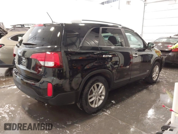 2015 Kia Sorento LX with VIN 5XYKTCA68FG616469, listed as a IAAI auction lot 41980440 with 122,350 mi miles. Bid and sale history available at carsss.com. Image 4.