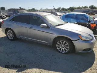 2014 Chrysler 200 Touring z VIN 1C3CCBBG7EN106809, wystawiony jako Copart lot #56371805 z przebiegiem 114 226 mil mil oraz Czysty tytuł • Clean title. Historia ofert i sprzedaży dostępna na DreamBid. Obrazek 4.
