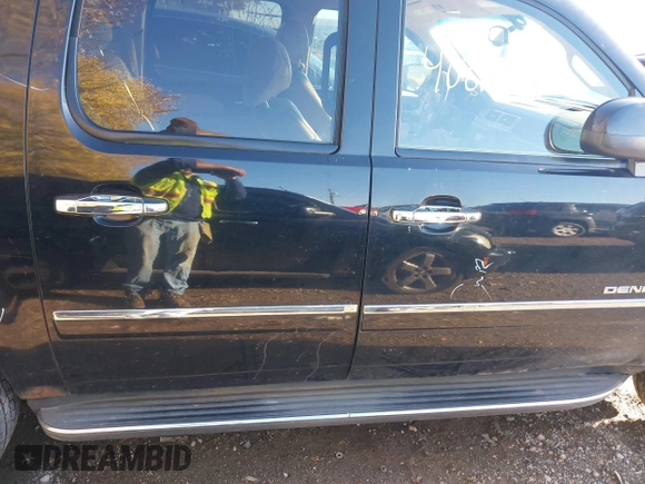 2010 GMC Yukon XL Denali with VIN 1GKUKMEF4AR156236, listed as a IAAI auction lot 40818388 with 252,031 mi miles. Bid and sale history available at carsss.com. Image 13.