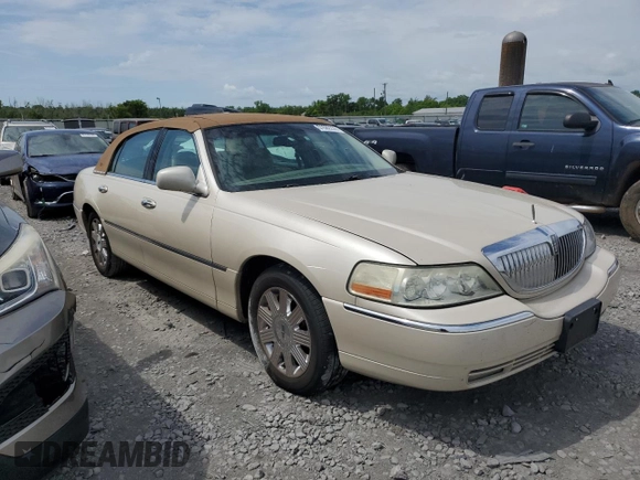 2003 Lincoln Town Car Cartier z VIN 1LNHM83W33Y690270, wystawiony jako Copart lot #51682235 z przebiegiem 118 355 mil mil oraz Szkoda całkowita • Salvage title. Historia ofert i sprzedaży dostępna na DreamBid. Obrazek 4.