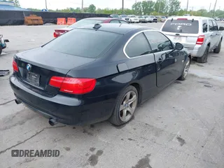 2011 BMW 3 Series 335i xDrive z VIN WBAKF9C56BE619532, wystawiony jako IAAI lot #42318577 z przebiegiem 90 922 mil mil oraz . Historia ofert i sprzedaży dostępna na DreamBid. Obrazek 4.