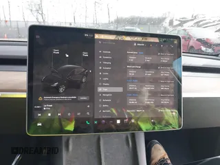 2022 Tesla Model Y Long Range z VIN 7SAYGDEE0NF435252, wystawiony jako IAAI lot #41449612 z przebiegiem 48 671 mil mil oraz . Historia ofert i sprzedaży dostępna na DreamBid. Obrazek 18.
