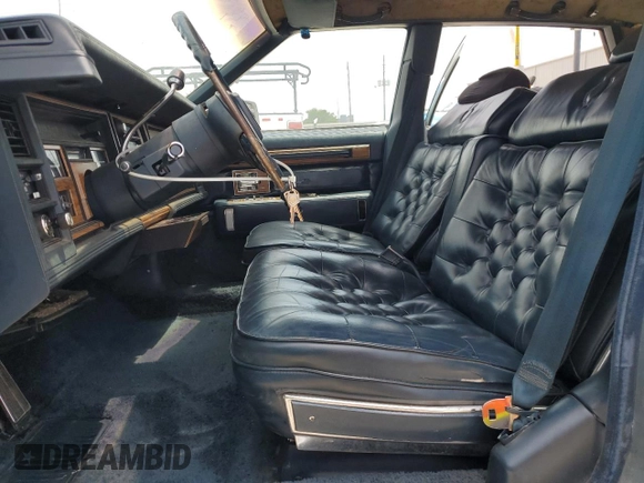 1985 Cadillac Seville z VIN 1G6KS6985FE825187, wystawiony jako Copart lot #54197375 z przebiegiem 2 706 mil mil oraz Czysty tytuł • Clean title. Historia ofert i sprzedaży dostępna na DreamBid. Obrazek 7.