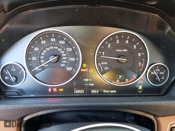 2015 BMW 3 Series 328i xDrive z VIN WBA3B5C55FF962857, wystawiony jako Copart lot #52691015 z przebiegiem 129 523 mil mil oraz Nie do naprawy • Non repairable. Historia ofert i sprzedaży dostępna na DreamBid. Obrazek 9.