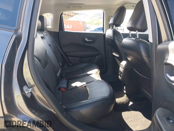 2020 Jeep Compass Altitude z VIN 3C4NJCBB8LT199034, wystawiony jako IAAI lot #42008510 z przebiegiem Nie podano mil oraz . Historia ofert i sprzedaży dostępna na DreamBid. Obrazek 8.