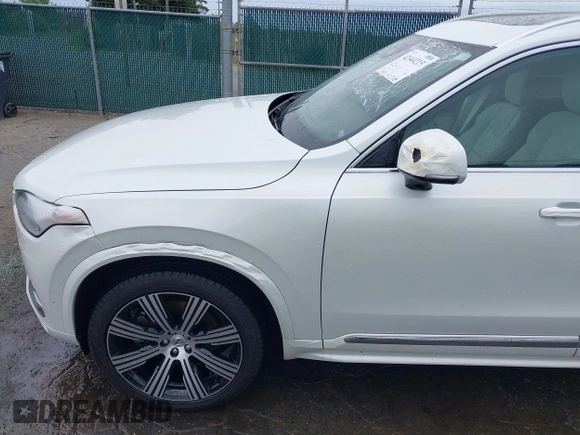 2024 Volvo XC90 Plus Bright Theme z VIN YV4062PE3R1181627, wystawiony jako IAAI lot #42344215 z przebiegiem 24 443 mil mil oraz . Historia ofert i sprzedaży dostępna na DreamBid. Obrazek 13.
