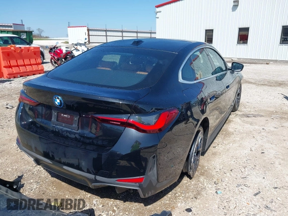 2024 BMW i4 xDrive40 z VIN WBY83FB05RFS37070, wystawiony jako IAAI lot #41975207 z przebiegiem 8 304 mil mil oraz . Historia ofert i sprzedaży dostępna na DreamBid. Obrazek 4.