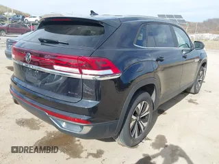2024 Volkswagen Atlas SE z VIN 1V2LE2CA7RC230983, wystawiony jako IAAI lot #41786500 z przebiegiem 34 241 mil mil oraz . Historia ofert i sprzedaży dostępna na DreamBid. Obrazek 4.