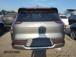 2024 Kia EV9 Wind z VIN KNDAFFS59R6018599, wystawiony jako Copart lot #66018504 z przebiegiem 1744 mil mil oraz Szkody całkowita. Historia ofert i sprzedaży dostępna na DreamBid. Obrazek 6.