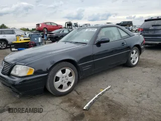 1999 Mercedes-Benz SL 500 z VIN WDBFA68F4XF185727, wystawiony jako Copart lot #58572645 z przebiegiem 107 881 mil mil oraz Szkody całkowita. Historia ofert i sprzedaży dostępna na DreamBid. Obrazek 1.
