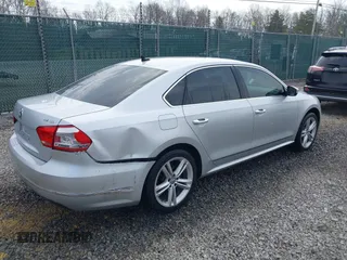 2014 Volkswagen Passat SEL Premium z VIN 1VWCN7A34EC091762, wystawiony jako IAAI lot #41769129 z przebiegiem 106 779 mil mil oraz . Historia ofert i sprzedaży dostępna na DreamBid. Obrazek 4.