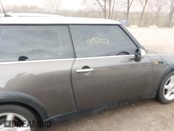 2006 MINI Hardtop z VIN WMWRC33506TK71183, wystawiony jako IAAI lot #41821227 z przebiegiem 87 958 mil mil oraz . Historia ofert i sprzedaży dostępna na DreamBid. Obrazek 13.