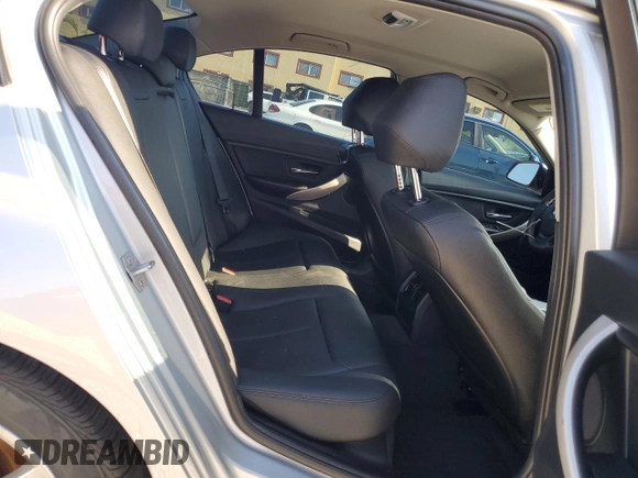 2017 BMW 3 Series 320i z VIN WBA8E1G51HNU13536, wystawiony jako Copart lot #56776245 z przebiegiem 78 809 mil mil oraz Szkoda całkowita • Salvage title. Historia ofert i sprzedaży dostępna na DreamBid. Obrazek 10.