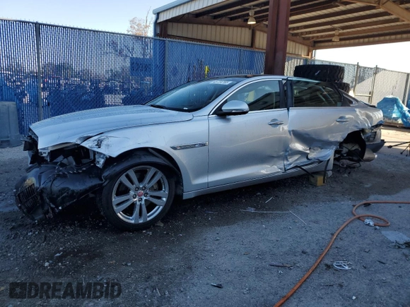 2015 Jaguar XJ Portfolio z VIN SAJWJ2GD9F8V81151, wystawiony jako Copart lot #45724765 z przebiegiem 77 392 mil mil oraz Szkoda całkowita • Salvage title. Historia ofert i sprzedaży dostępna na DreamBid. Obrazek 1.