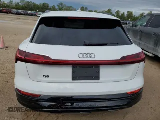 2024 Audi Q8 e-tron Premium Plus z VIN WA15AAGE8RB017425, wystawiony jako Copart lot #75212724 z przebiegiem 7 103 mil mil oraz Szkoda całkowita • Salvage title. Historia ofert i sprzedaży dostępna na DreamBid. Obrazek 6.
