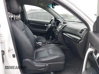 2014 Kia Sorento LX z VIN 5XYKT3A62EG533070, wystawiony jako IAAI lot #42363163 z przebiegiem 121 368 mil mil oraz . Historia ofert i sprzedaży dostępna na DreamBid. Obrazek 5.