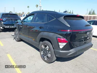 2024 Hyundai Kona SEL z VIN KM8HCCAB6RU059406, wystawiony jako IAAI lot #41969790 z przebiegiem 13 353 mil mil oraz . Historia ofert i sprzedaży dostępna na DreamBid. Obrazek 3.