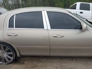 2003 Lincoln Town Car Signature z VIN 1LNHM82W73Y645995, wystawiony jako IAAI lot #41958634 z przebiegiem 172 960 mil mil oraz . Historia ofert i sprzedaży dostępna na DreamBid. Obrazek 13.