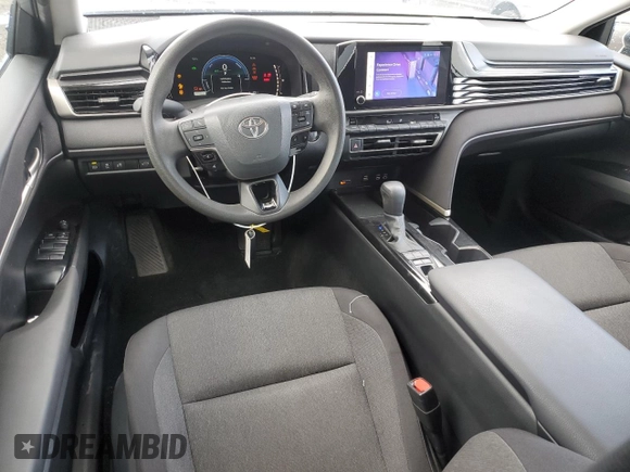 2025 Toyota Camry LE z VIN 4T1DAACK8SU007349, wystawiony jako Copart lot #48939945 z przebiegiem 25 107 mil mil oraz Szkoda całkowita • Salvage title. Historia ofert i sprzedaży dostępna na DreamBid. Obrazek 8.