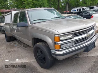2000 Chevrolet Silverado 3500 z VIN 1GCHK33J7YF466889, wystawiony jako IAAI lot #42079359 z przebiegiem 277 239 mil mil oraz . Historia ofert i sprzedaży dostępna na DreamBid. Obrazek 1.
