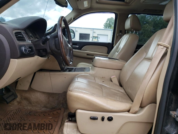 2007 GMC Sierra Denali z VIN 2GTEK638971651761, wystawiony jako Copart lot #73001574 z przebiegiem Nie podano mil oraz Nie do naprawy. Historia ofert i sprzedaży dostępna na DreamBid. Obrazek 7.
