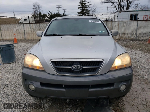 2005 Kia Sorento LX z VIN KNDJC733955455370, wystawiony jako Copart lot #47553645 z przebiegiem 195 471 mil mil oraz Szkoda całkowita • Salvage title. Historia ofert i sprzedaży dostępna na DreamBid. Obrazek 5.