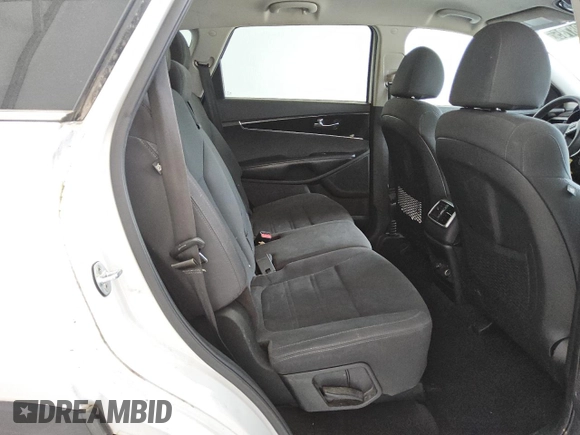 2019 Kia Sorento LX z VIN 5XYPG4A54KG482528, wystawiony jako Copart lot #55098735 z przebiegiem 128 821 mil mil oraz Czysty tytuł • Clean title. Historia ofert i sprzedaży dostępna na DreamBid. Obrazek 11.