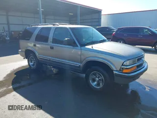 2001 Chevrolet Blazer LT z VIN 1GNCS13W912113858, wystawiony jako IAAI lot #41402346 z przebiegiem 215 501 mil mil oraz . Historia ofert i sprzedaży dostępna na DreamBid. Obrazek 1.