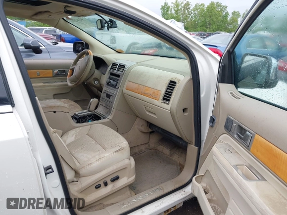 2007 Lincoln MKX with VIN 2LMDU88C27BJ13038, listed as a IAAI auction lot 42342316 with Not provided miles and . Bid and sale history available at DreamBid. Image 5.