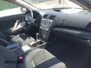 2011 Toyota Camry LE z VIN 4T1BF3EK5BU592411, wystawiony jako IAAI lot #42179753 z przebiegiem 303 788 mil mil oraz . Historia ofert i sprzedaży dostępna na DreamBid. Obrazek 5.