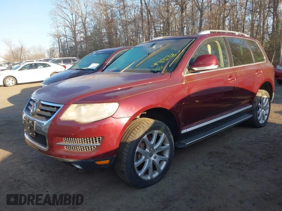 2008 Volkswagen Touareg V6 z VIN WVGBE77L38D044092, wystawiony jako IAAI lot #41766743 z przebiegiem Nie podano mil oraz . Historia ofert i sprzedaży dostępna na DreamBid. Obrazek 2.