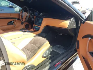 2009 Maserati GranTurismo с VIN ZAMHJ45A590045064, выставлен на аукционе IAAI как лот 42427689 с пробегом 57 113 миль миль и . История ставок и продаж доступна на DreamBid. Изображение 5.