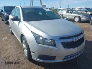 2014 Chevrolet Cruze LS z VIN 1G1PA5SH0E7102286, wystawiony jako IAAI lot #41791509 z przebiegiem 171 027 mil mil oraz . Historia ofert i sprzedaży dostępna na DreamBid. Obrazek 1.