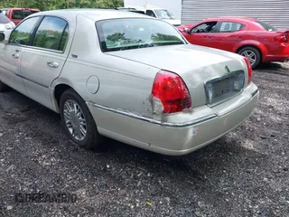 2006 Lincoln Town Car Signature Limited z VIN 1LNHM82V26Y619302, wystawiony jako IAAI lot #42333085 z przebiegiem 176 879 mil mil oraz . Historia ofert i sprzedaży dostępna na DreamBid. Obrazek 6.