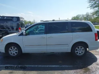 2010 Chrysler Town & Country Touring z VIN 2A4RR5D17AR189762, wystawiony jako IAAI lot #42188586 z przebiegiem 185 173 mil mil oraz . Historia ofert i sprzedaży dostępna na DreamBid. Obrazek 14.