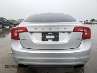 2015 Volvo S60 T5 Drive-E Premier z VIN YV126MFK4F1355600, wystawiony jako Copart lot #54455545 z przebiegiem Nie podano mil oraz Czysty tytuł • Clean title. Historia ofert i sprzedaży dostępna na DreamBid. Obrazek 6.
