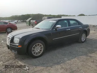 2010 Chrysler 300 Touring z VIN 2C3CA5CV2AH220840, wystawiony jako Copart lot #58708295 z przebiegiem 126 053 mil mil oraz Czysty tytuł • Clean title. Historia ofert i sprzedaży dostępna na DreamBid. Obrazek 1.